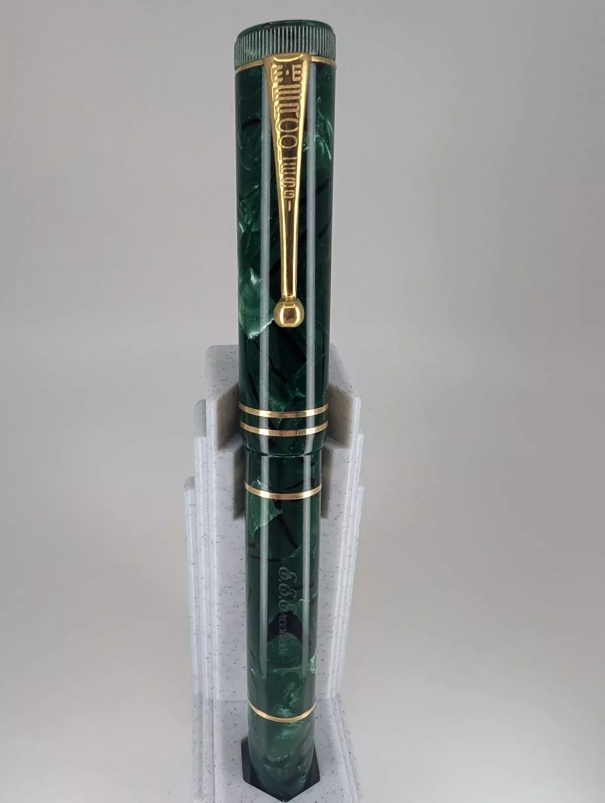 *Consignment* 1996 OMAS per Ercolessi Green Fountain Pen 18k Gold Medium Nib
