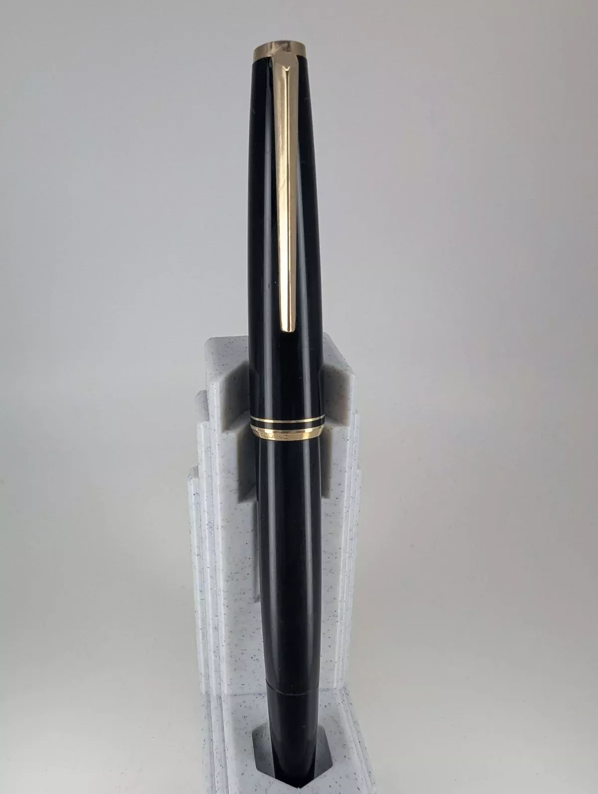 *Consignment* Montblanc 221 Vintage Fountain Pen 14k Gold Medium Nib
