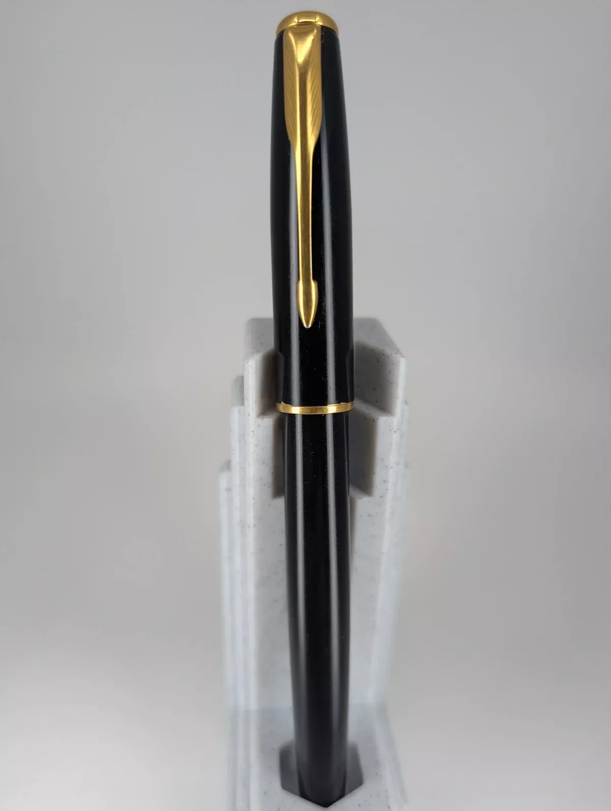 *Consignment* Parker Sonnet Black / Gold Fountain Pen 18k Gold Medium Nib