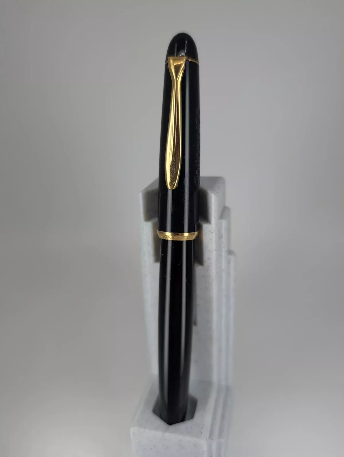 *Consignment* Pelikan 120 Black / Gold Fountain Pen Medium Nib