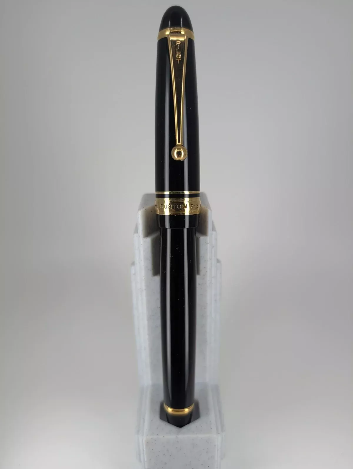 *Consignment* Pilot Custom 743 Black Fountain Pen 14k Gold Fine Nib