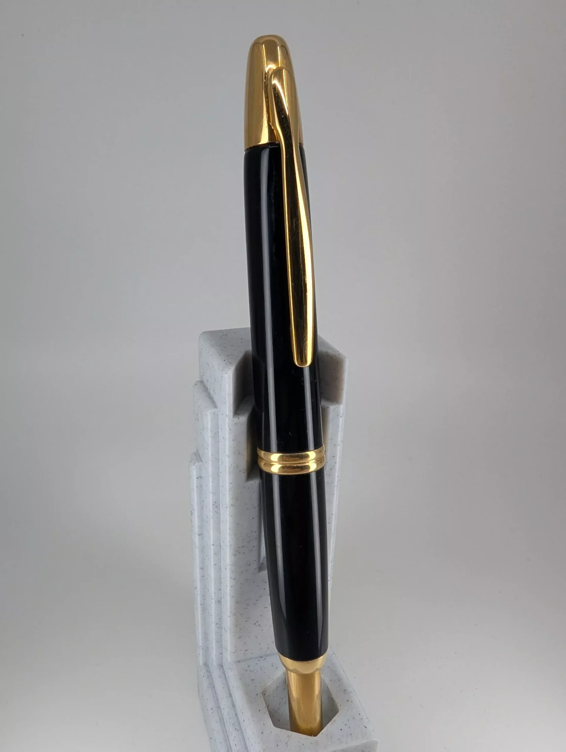 *Consignment* Pilot Vanishing Point Black / Gold Fountain Pen 18k Gold Medium Nib