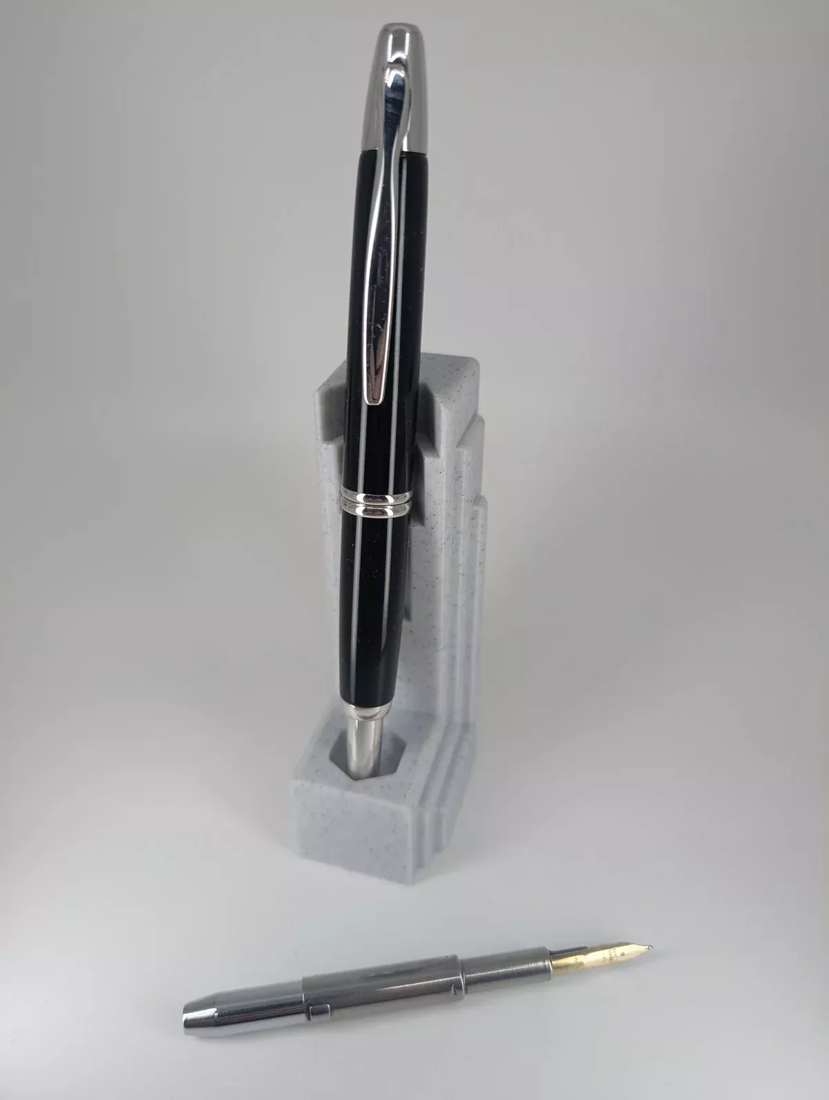 *Consignment* Pilot Vanishing Point Black w/ Rhodium Fountain Pen Medium Nib w/ Extra Nib
