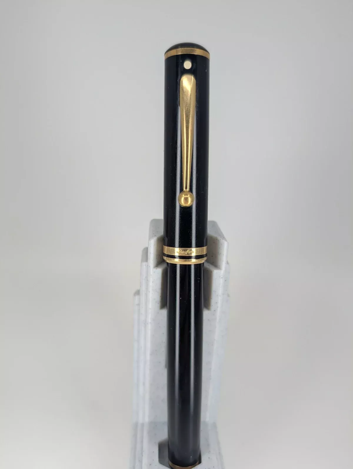 *Consignment* Sheaffer Connoisseur Black Fountain Pen 18k Gold Medium Nib