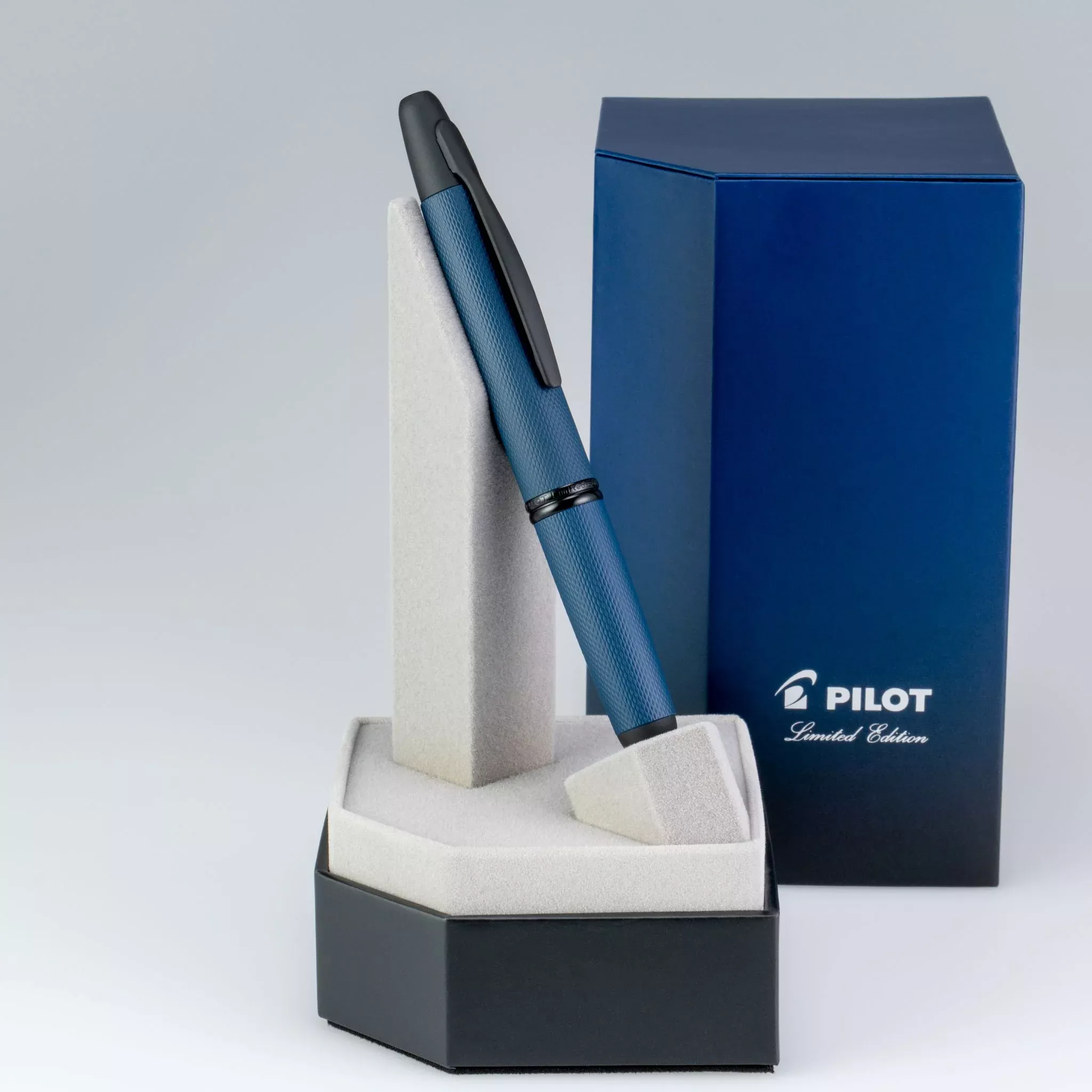 Pilot Vanishing Point Limited Edition 2025 Link Midnight Fountain Pen 18k Gold Medium Nib